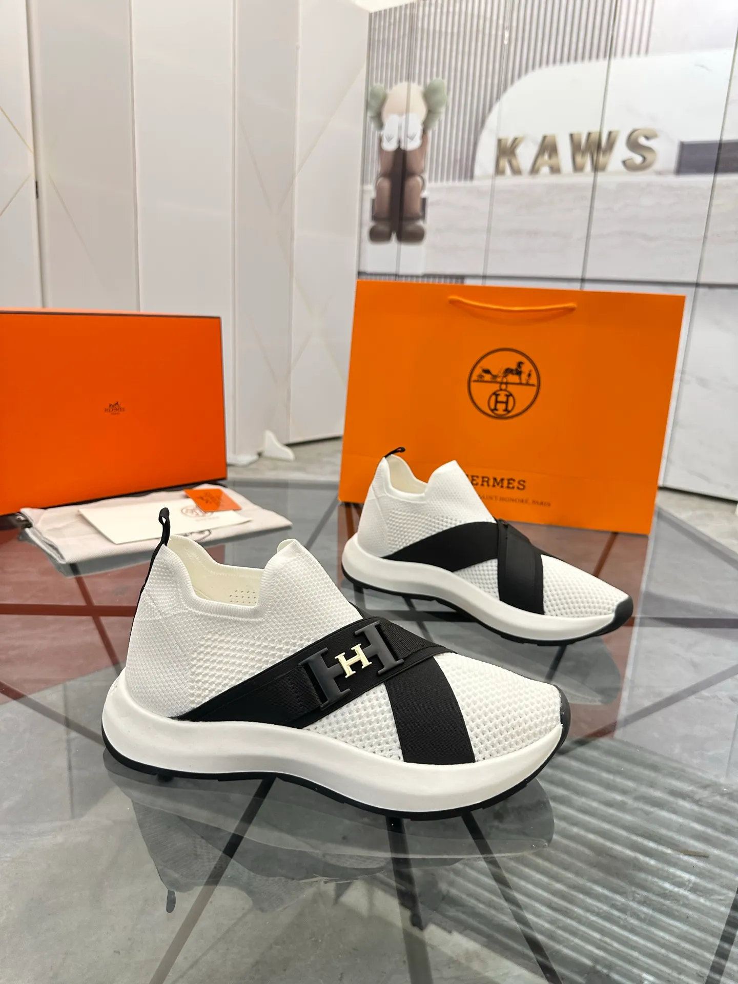 Men's shoes: 💰P620¥ High-end top quality Product trademark: Hermes *"Hermès*" low-top casual shoes Regular size: 38-45 (can be customized to 46) Product materials: Upper imported from the counter original fly weave, breathable lining, cowhide foot pads, original outsole. No.: 001